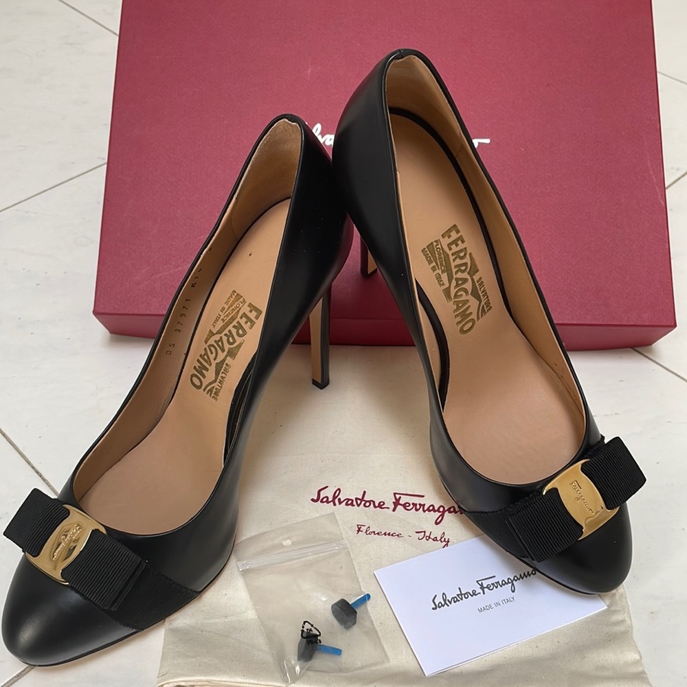 Salvatore Ferragamo
Black Leather Vara Bow Size 8 Pumps